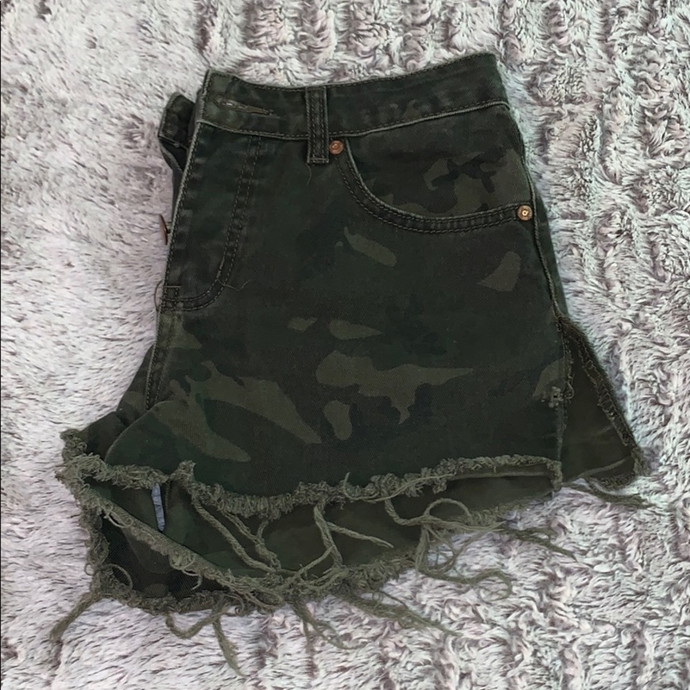 Camo distressed shorts